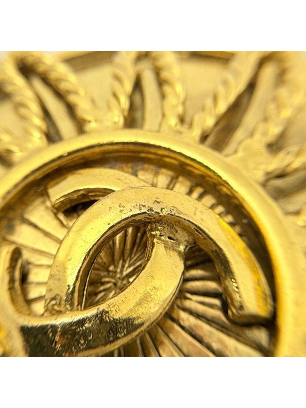 Chanel CC Logo Brooch Round Gold Plated - Picture 5 of 6
